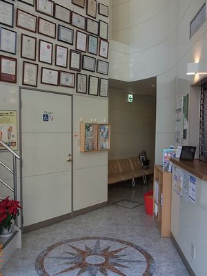 篠塚歯科医院の吹き抜けのロビー